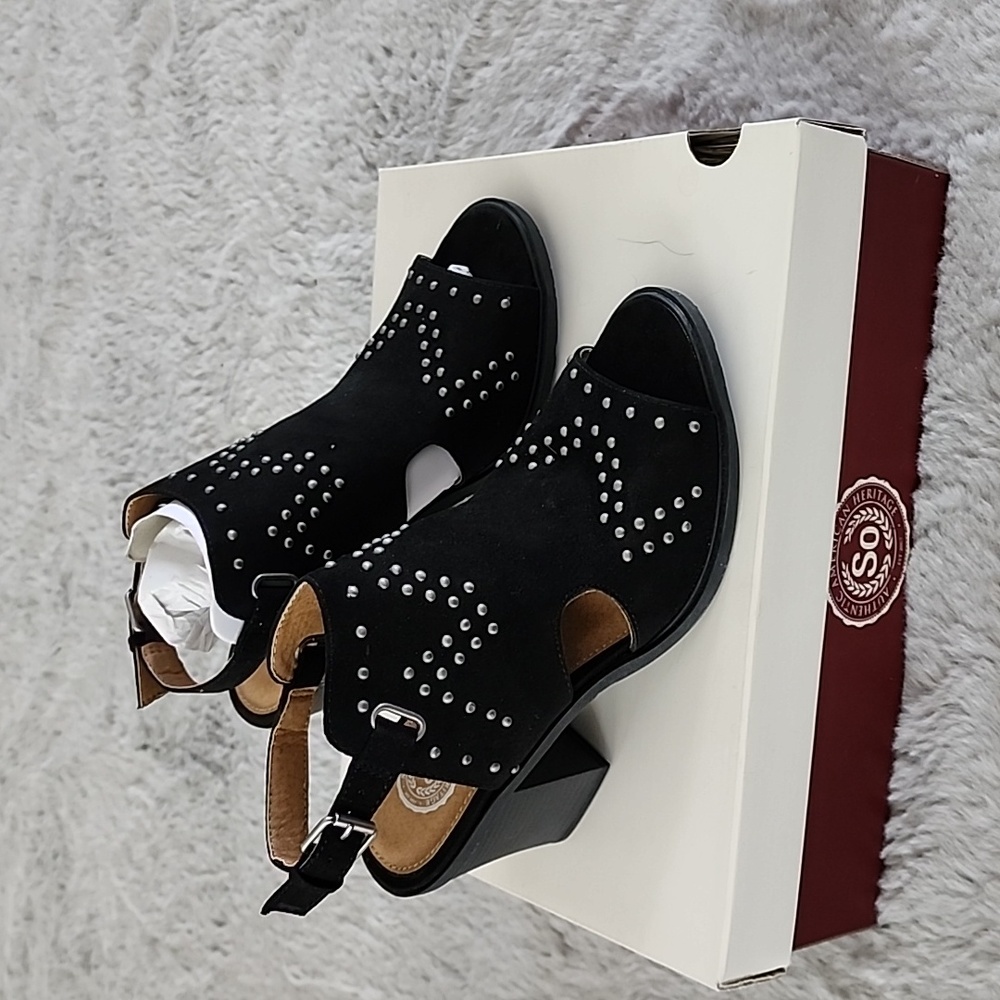 SO Women's  Sz 7M BLACK SANDALS WITH STUD NWB